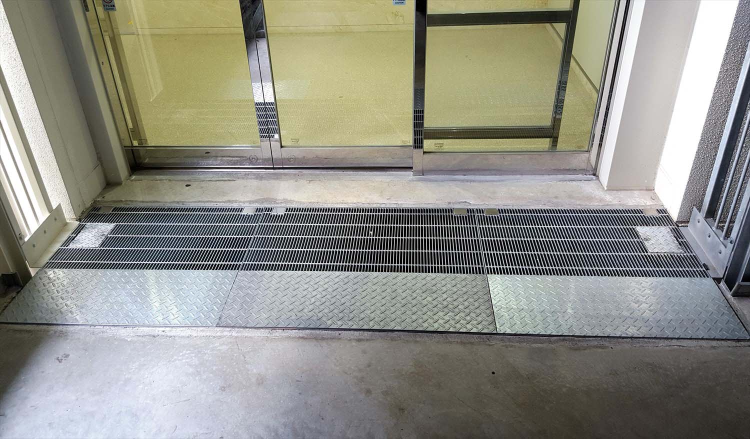 EX-CXHB 人工地盤用エキスパンションジョイントカバー　スチールグレーチング排水タイプ